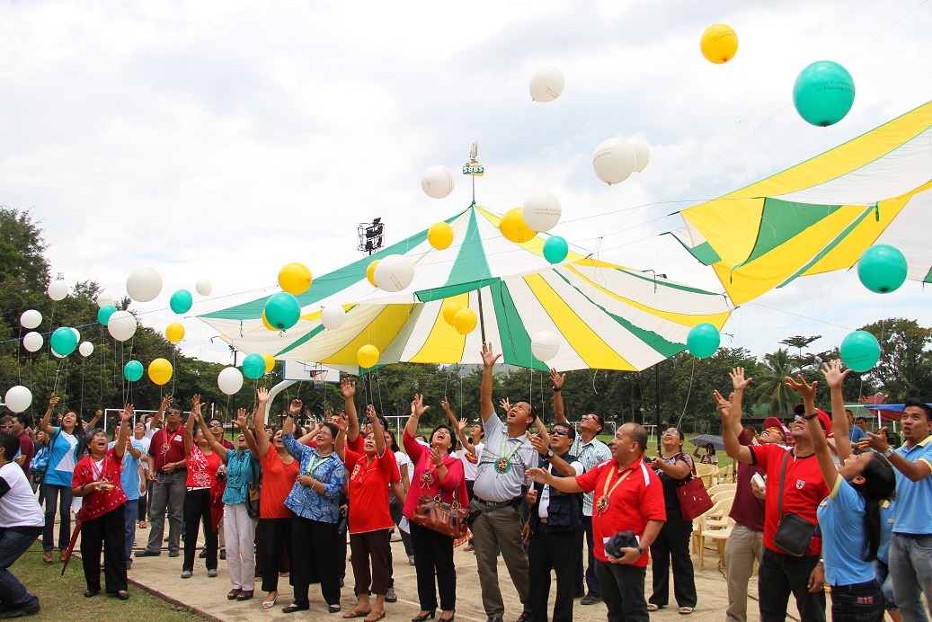 CMU officials, alumni, staff and students join  releasing of balloons. 